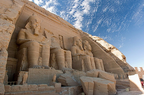 मिस्र का प्राचीन इतिहास स्थिर साम्राज्यों के श्रंखला के रूप में है, जिसमे बीच-बीच में अस्थिर साम्राज्य आये जिन्हे इंटरमीडिएट पीरियड्स कहते है