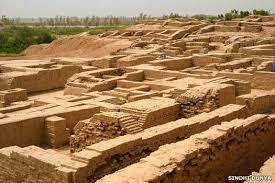 अल्लाहदीनो हड़प्पा काल से संबंधित एक छोटा सा गाँव है। यह कराची से 40 किमी पूर्व में स्थित है। 2000 ईसा पूर्व में इसे छोड़ दिया गया था।