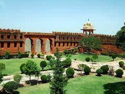 अंबर शहर में कहीं भी खड़े हो जाओ, और आप जल्दी से इस किले की अंतहीन दीवारों को देखेंगे। यह 1726 में सवाई जय सिंह द्वारा आमेर किले की सुरक्षा के लिए निर्मित एक सुरक्षात्मक संरचना थी।