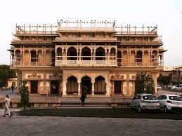 1729 और 1732 के बीच निर्मित, सिटी पैलेस जल्द ही जयपुर के शाही परिवार का घर है। अपनी भव्यता की पेशकश करने वाले महल में चंद्र महल और मुबारक महल शामिल हैं।