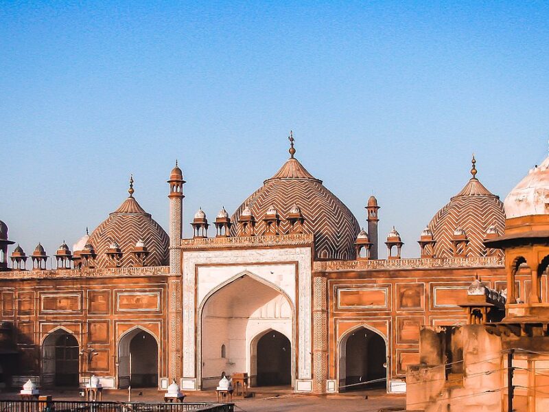 आगरा की जामा मस्जिद, 17वीं सदी की सामूहिक मस्जिद, जहाँआरा बेगम ने अपने पिता,मुगल सम्राट शाहजहाँ के शासनकाल के दौरान निर्माण करवाया।