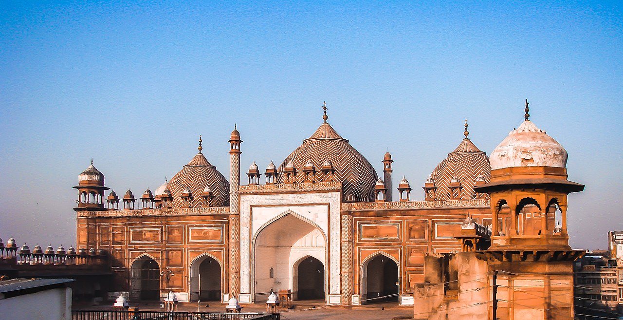 आगरा की जामा मस्जिद, 17वीं सदी की सामूहिक मस्जिद, जहाँआरा बेगम ने अपने पिता,मुगल सम्राट शाहजहाँ के शासनकाल के दौरान निर्माण करवाया।