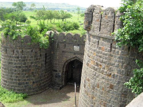 खारदा किला में मार्च 1795 में पुणे के पेशवा के अधीन मराठा संघ और हैदराबाद के निजाम के बीच लड़ी गई खारदा की लड़ाई को चिह्नित करता है